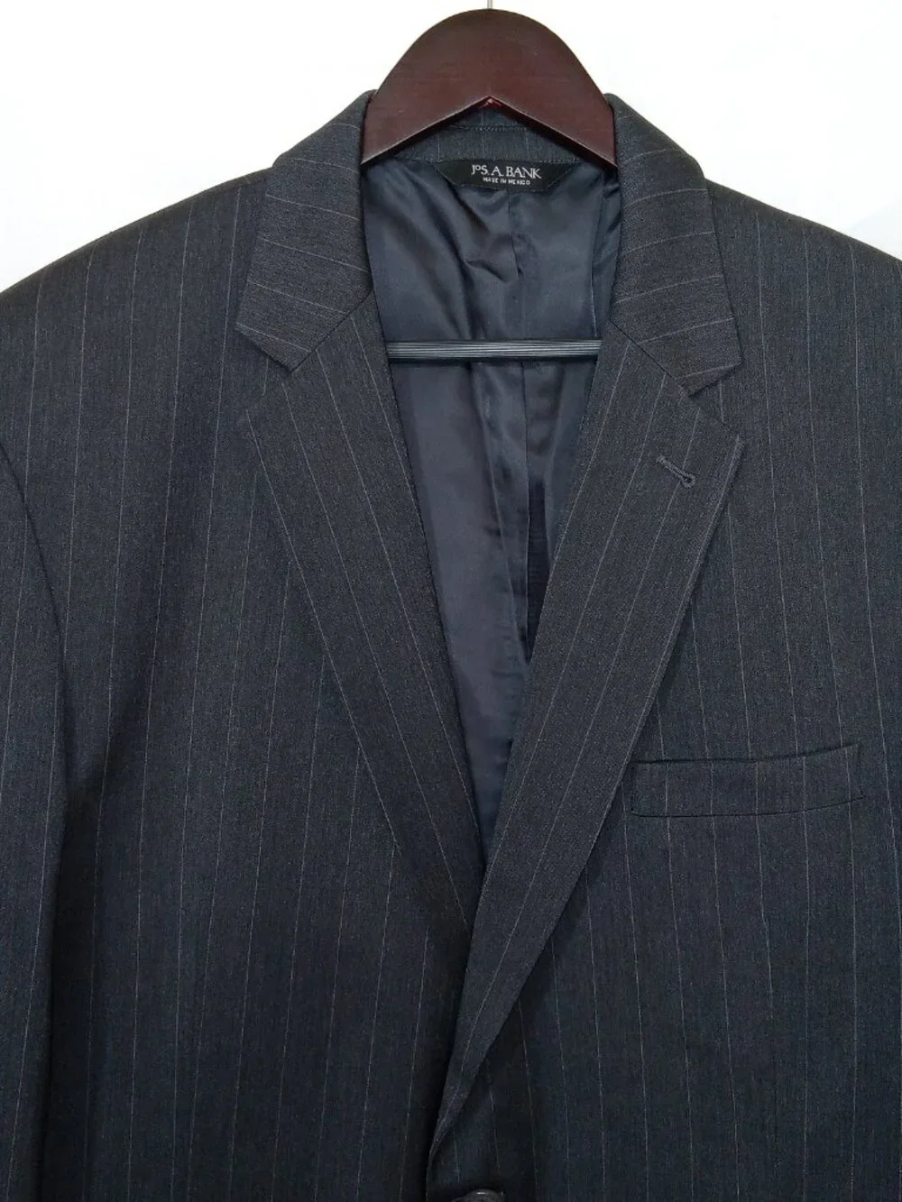 Jos A Bank Gordon Mens 100 Wool Pinstripe Suit 46L 42x32 Black 2 Button Pleated
